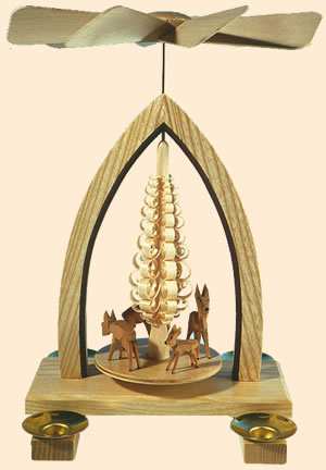 Spanbaumpyramide mit geschnitzten Rehen